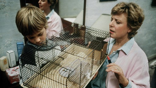 Klausi (Moritz A. Sachs) möchte den Hamster gern behalten. Seine Mutter (Marie-Luise Marjan) ist nicht so begeistert.