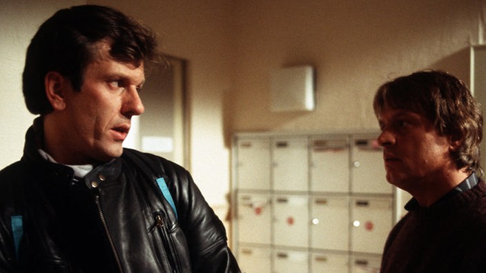 Kurt (Michael Marwitz, links) lässt sich im Treppenhaus von Andy (Jo Bolling) provozieren.