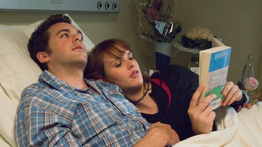 Liebevolle Betreuung: Jack (Cosima Viola) wacht an Robertos (Tim Knauer) Krankenbett und liest ihm Geschichten vor.