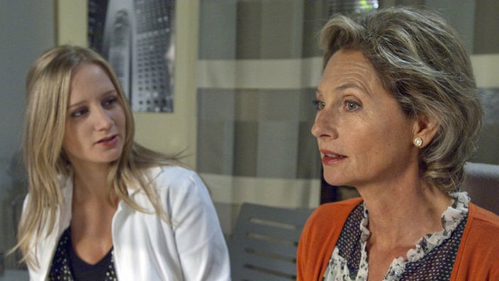 Lisa (Sontje Peplow, links) erzählt der besorgten Hanne (Wookie Mayer), dass Angelina Männer jeden Alters umgarnt &#8211; und damit vermutlich auch Dressler.