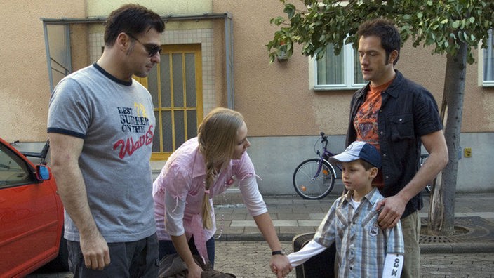 Lösung gefunden: Lisa (Sontje Peplow) und Murat (Erkan Gündüz, links) starten in den Kurzurlaub, während Paul (Bastian König) das Wochenende mit Vater Alex (Joris Gratwohl) verbringt.