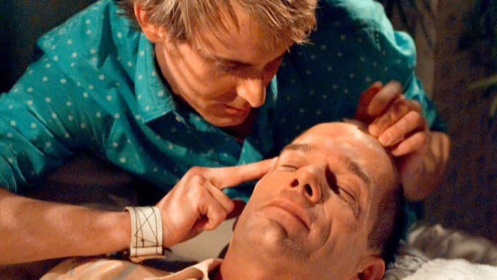 Lotti (Gunnar Solka, links) verwöhnt Carsten (Georg Uecker) mit einer Entspannungsmassage. Er rechnet sich Chancen bei dem jungen Arzt aus.