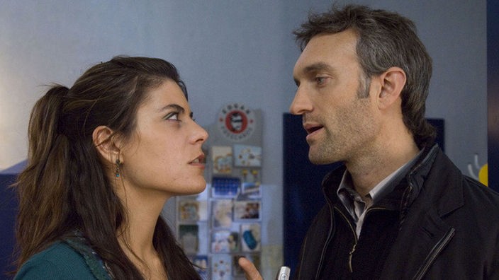 Marcella (Sara Turchetto) bittet Julian (Urs Villiger) inständig, seine Finger von der jungen Irina zu lassen.