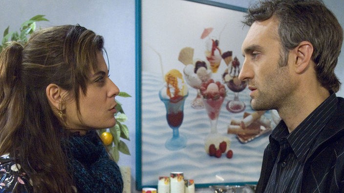 Marcella (Sara Turchetto) kann Julian (Urs Villiger) nicht länger ertragen und kündigt ihren Job im "Café Moorse".