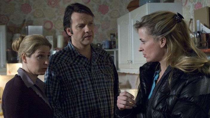 Maria (Tanja Frehse) traut ihren Ohren nicht: Jimi (Christian Rudolf) berichtet, was er über Sandras Vergangenheit erfahren hat.