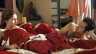 Marion (Ulrike C. Tscharre) und Alex (Joris Gratwohl) feiern ihr Wiedersehen im Bett. Die beiden leiden unter ihrer Fernbeziehung.