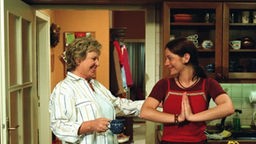 Marion zeigt Helga das "Namaste"-Zeichen