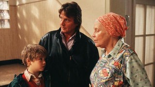 Max (Moritz Hein, links) erzählt Else (Annemarie Wendl), dass er seinen Vater Phil wiedersieht - Andy (Jo Bolling) ist das gar nicht recht.
