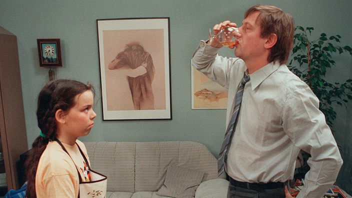 Meike Schildknecht (Selma Baldursson) versucht mit kindlicher Überzeugungkraft ihren Vater (Raimund Gensel) vom Trinken abzuhalten.