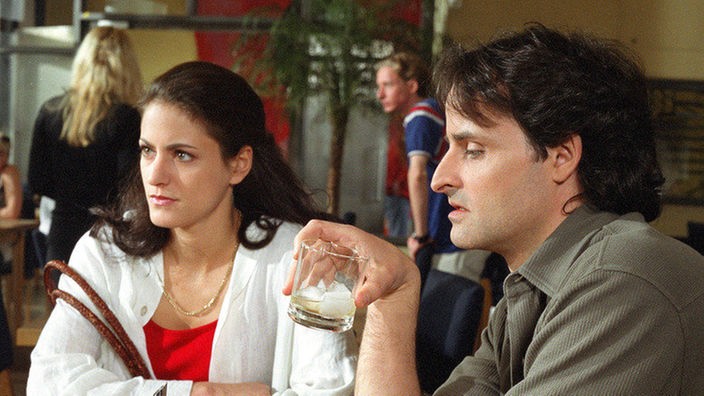 Melanie (Alexandra Losito) ist nach München zurückgekehrt und setzt Frank (Christoph Wortberg) unter Druck: Andernfalls will sie Dressler reinen Wein einschenken.