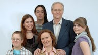 Mürfel, Sarah, Anna, Tom, Hans und Sophie auf einem Familienfoto