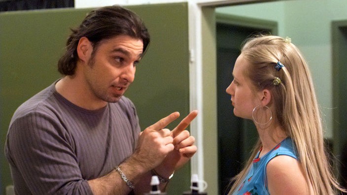 Murat (Erkan Gündüz) ist entsetzt, dass Lisa (Sontje Peplow) so kalt auf Ollis Verhaftung reagiert.