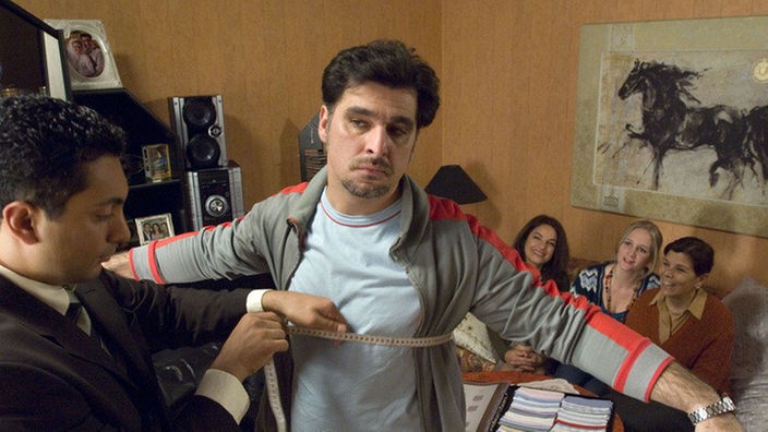 Murat (Erkan Gündüz, rechts) eröffnet einen türkischen Hemdenladen. Von Cousin Güney (Ötzgür Cebe) lernt er das korrekte Maßnehmen.