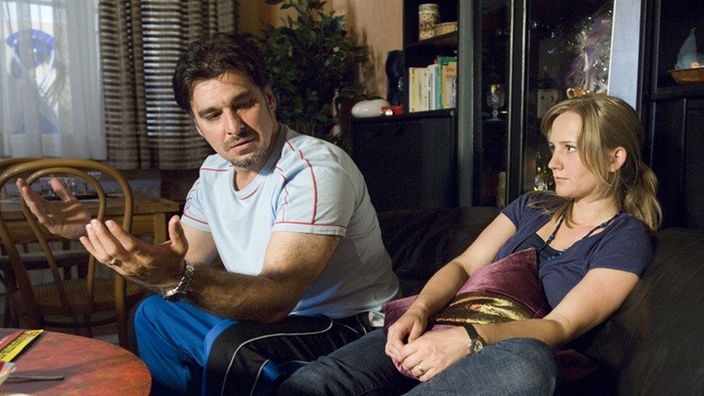 Murat (Erkan Gündüz) stellt Lisa (Sontje Peplow) zur Rede: Warum hat sie ihm nie von ihrer Mutter erzählt?