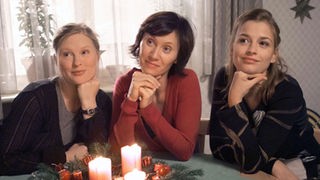 Muss Liebe schön sein: Tanja (Sybille Waury, links), Urszula (Anna Nowak, Mitte) und Franziska (Ines Lutz) betrachten gerührt die Versöhnung von Momo und Isabell.
