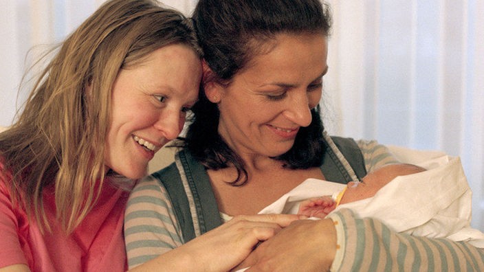 Mutterglück: Tanja (Sybille Waury, links) und Suzanne (Susanne Evers) begrüßen den neuen Erdenbürger.
