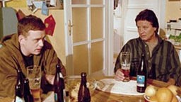 Nach ein, zwei Flaschen Bier erzählt Boris seinem Schwiegervater Andy (Jo Bolling) von seinen langsamen Spermien.