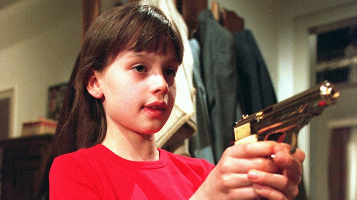 Nichts für Kinder: Dresslers Pistole ist in Irinas (Karolin Dubberstein) Hände geraten.