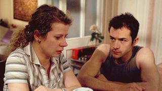 Nina (Jacqueline Svilarov) ist verzweifelt wegen der Todesschüsse von letzter Woche. Alex (Joris Gratwohl) versucht, sie zu trösten.