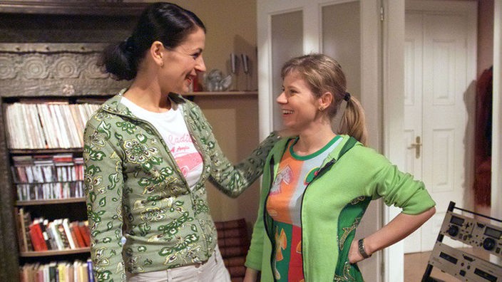 Nina (Jacqueline Svilarov, rechts) ist gespannt, wie Suzannes (Susanne Evers) Vorstellungsgespräch verläuft. Vielleicht zieht die beste Freundin ja nach München.