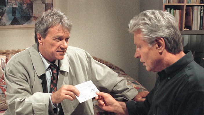 Oh Schreck, ein Scheck: Herr George (Wolfgang Berger, links) bietet Andy (Jo Bolling) einen schönen Betrag an.