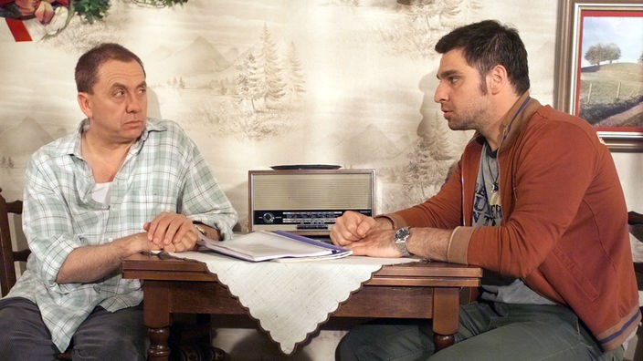 Olaf (Franz Rampelmann, links) pflegt Tag und Nacht seine kranke Ines. Murat (Erkan Gündüz) macht sich langsam Sorgen um seinen Chef.