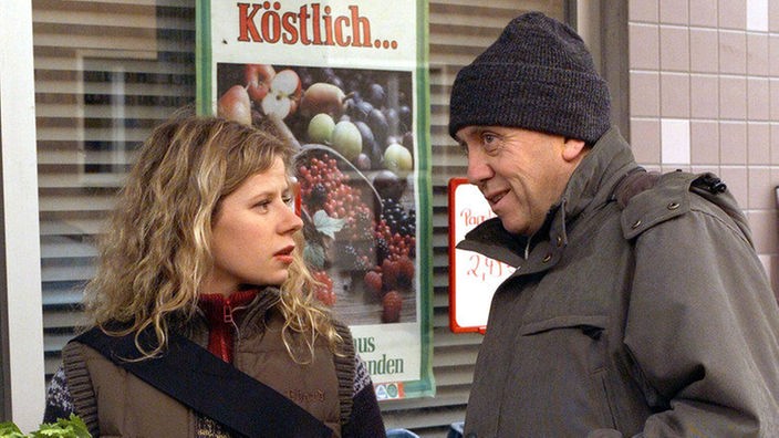 Olaf (Franz Rampelmann) will von Nina (Jacqueline Svilarov) erfahren, welche Gäste bei Iffis Hochzeit erwartet werden.