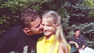 Olli küsst Lisa im Park