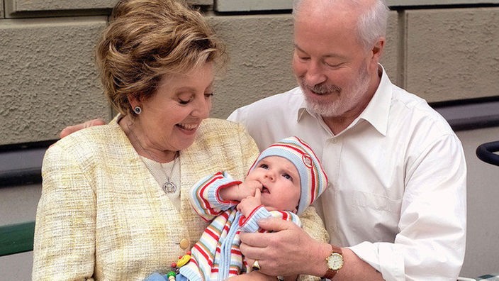 Oma und Opa: Helga (Marie-Luise Marjan) freut sich, dass nun auch Erich (Bill Mockridge) eine Enkelin hat.