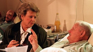 Onkel Franz (Martin Rickelt) fordert von Helga (Marie-Luise Marjan) eine Zuzahlung von 1600 DM für ein Seniorenheim in Pasing.