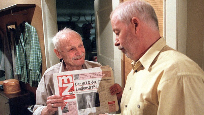 Onkel Franz (Martin Rickelt, links) präsentiert Erich (Bill Mockridge) stolz die Schlagzeile