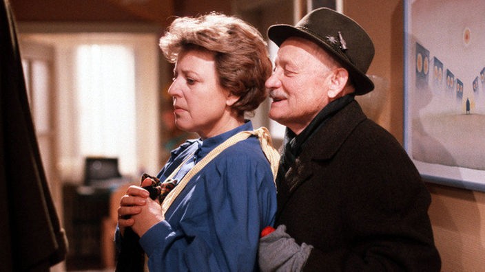 Onkel Franz (Martin Rickelt) versucht sich bei Helga (Marie-Luise Marjan) anzubiedern.