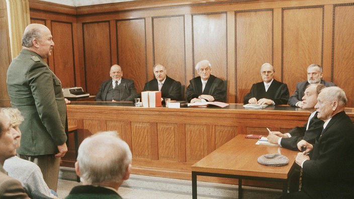 Onkel Franz vor Gericht. Wird er wegen Körperverletzung verurteilt werden?(Anton Pointecker, stehend,links und Martin Rickelt, Jochen Kolenda, sitzend rechts)