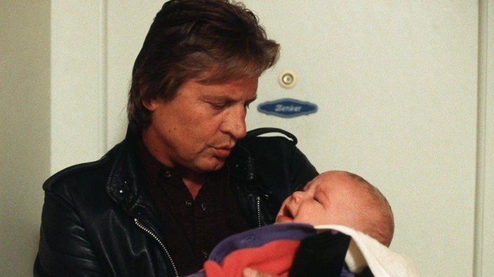 Opa Andy (Jo Bolling) wundert sich, dass der kleine Nico ständig schreit - erst später erfährt er, dass der Enkel seinen ersten Zahn bekommt