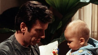 Opa Kurt (Michael Marwitz) kümmert sich liebevoll um Baby Nico.