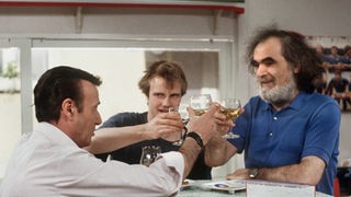 Panaiotis (Kostas Papanastasiou, rechts) testet zur Abwechslung mal den italienischen Wein mit Enrico (Guido Gagliardi, links) und Zorro (Thorsten Nindel).
