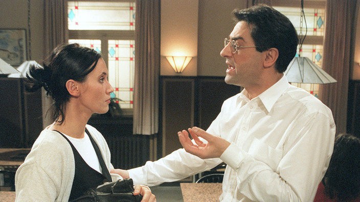 Paolo (Sigo Lorfeo) versucht Urszula (Anna Nowak) zu erklären, dass er unbedingt noch zu seiner Frau muss.