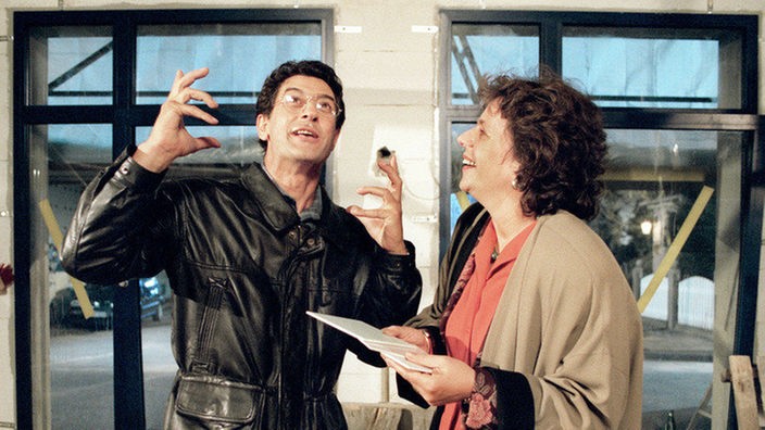 Paolo (Sigo Lorfeo) zeigt Gina (Margie Kinsky) das Ladenlokal, in dem er seine Eisdiele eröffnen will. Er hofft, dass seine Exfrau ihn dabei unterstützt