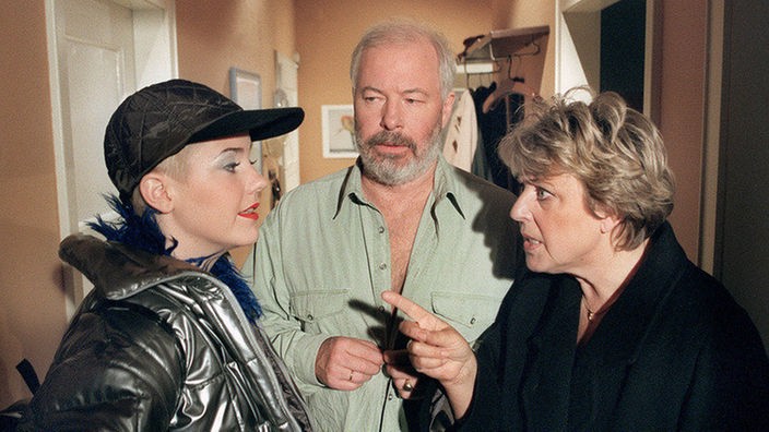 Pat (Giada Gray, li) platzt in Helgas (Marie-Luise Marjan) und Erichs (Bill Mockridge) Schäferstündchen