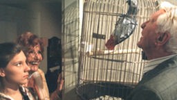 Priesnitz zieht ein und bringt seinen Mitbewohner mit: einen Papagei. Julia (Tanja Schmitz-Kemmerling) hält nichts davon, Tiere in Käfige zu sperren.