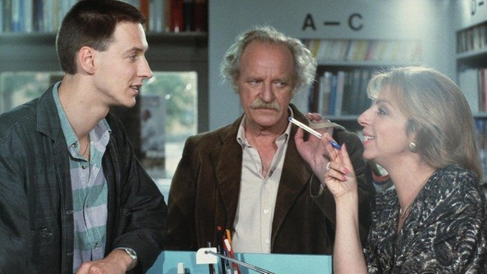 Robert (Martin Armknecht, links) und Berta (Ute Mora) ignorieren Gottlieb (Fritz Bachschmidt) im Buchladen.