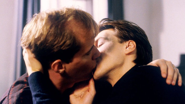 Robert (Martin Armknecht, rechts) und Carsten (Georg Uecker) küssen sich leidenschaftlich.