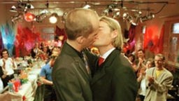 "Rosa Hochzeit": Theo und Carsten geben sich unter dem Beifall der Gäste das "Ja-Wort".