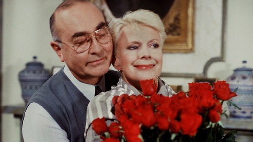 Rosen für die Dame: Die Dresslers (Ludwig Haas und Dagmar Hessenland) feiern ihren zweiten Hochzeitstag.