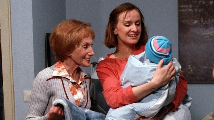 Rosi (Margret van Munster, links) will, dass Anna (Irene Fischer) den Vater des Kindes beim Jugendamt angibt.