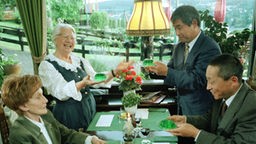 Rosi und Elisabeth essen Wackelpudding mit japanischen Reisebekanntschaften