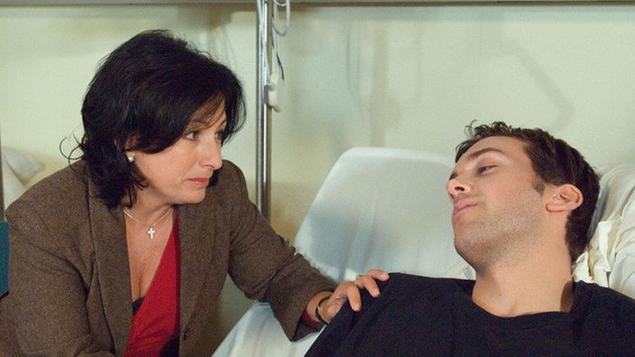 Sabrina (Susanna Capurso) sorgt sich um Roberto (Tim Knauer). Dem geht es nach seinem Unfall zwar besser; vorerst aber muss er noch in der Klinik bleiben.
