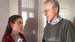Sarah (Julia Stark) geht der Konfrontationskurs von Hans (Joachim Hermann Luger) auf die Nerven.
