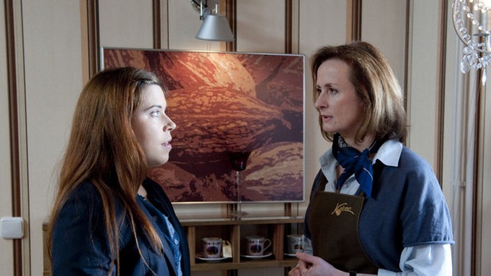 Sarah (Julia Stark, links) berichtet Anna (Irene Fischer) von ihrem Verdacht, dass Steffi im &#8222;Kakao&#8220;-Laden illegale Geschäfte macht.