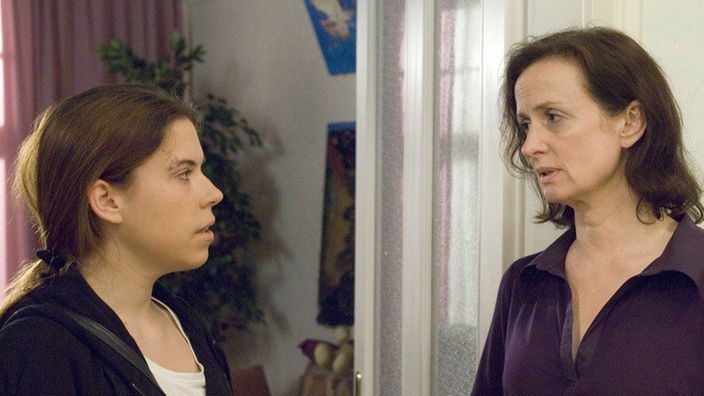 Sarah (Julia Stark, links) ist aus der elterlichen Wohnung ausgezogen. Mehr noch: Sie erklärt der entsetzten Anna (Irene Fischer), dass sie nichts mehr mit ihr zu tun haben will.